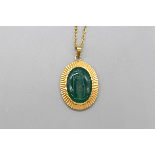 14 - Stamped 18ct yellow gold intaglio pendant featuring carved green agate with Aphrodite figure, in a s... 