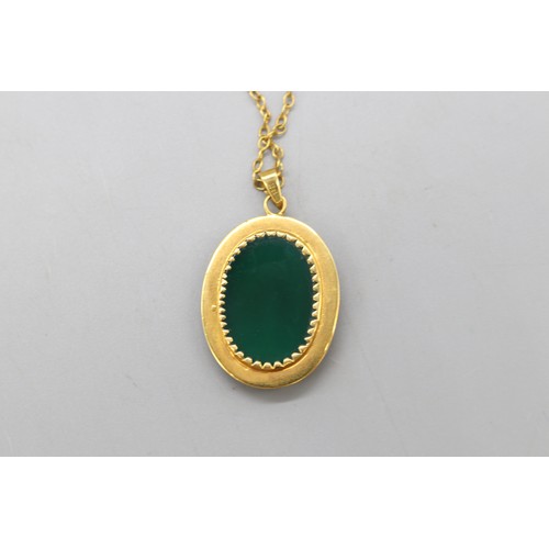 14 - Stamped 18ct yellow gold intaglio pendant featuring carved green agate with Aphrodite figure, in a s... 
