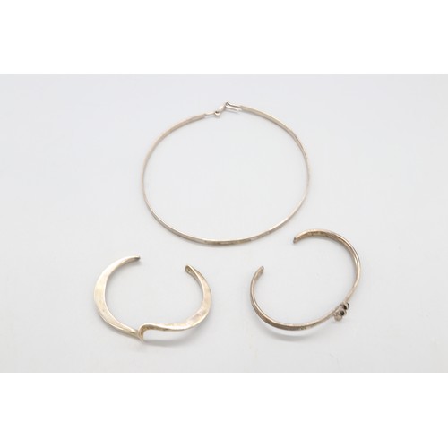 Lot of two silver bangles and a silver collarette, comprising a ...