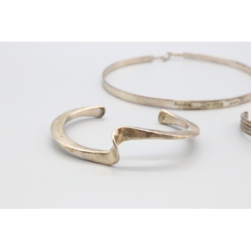Lot of two silver bangles and a silver collarette, comprising a ...
