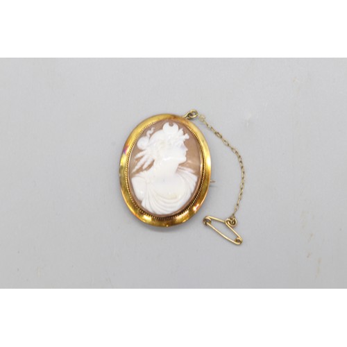 19 - Stamped 9ct yellow gold cameo brooch depicting Diana, Goddess of the Moon, in a stamped 9ct yellow g... 