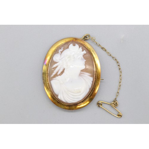 19 - Stamped 9ct yellow gold cameo brooch depicting Diana, Goddess of the Moon, in a stamped 9ct yellow g... 