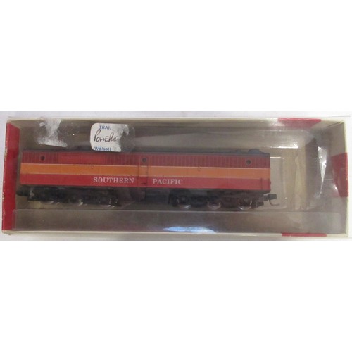 36 - Assorted collection of boxed N gauge railway coaches from various makers incl. Bachmann, Atlas, Riva... 