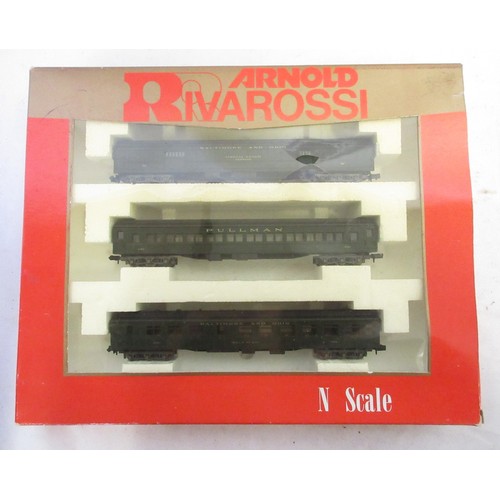 39 - Assorted collection of boxed American N gauge railway coaches mostly from Rivarossi, Atlas and Con-C... 