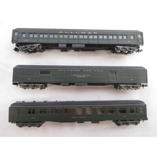 39 - Assorted collection of boxed American N gauge railway coaches mostly from Rivarossi, Atlas and Con-C... 