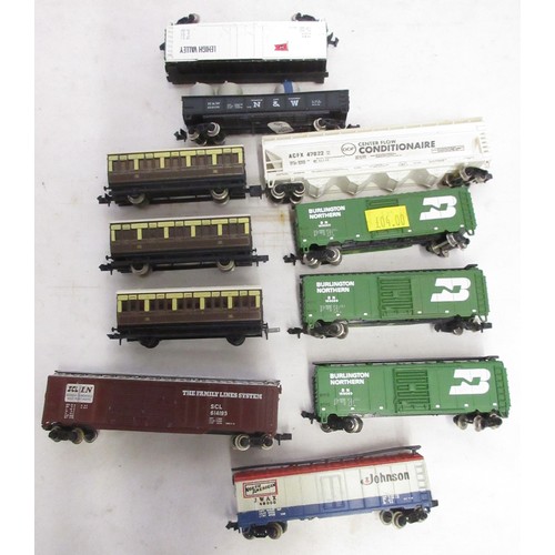 42 - Assorted collection of mostly boxed American N gauge rolling stock from Bachmann (1860 Old Timers), ... 