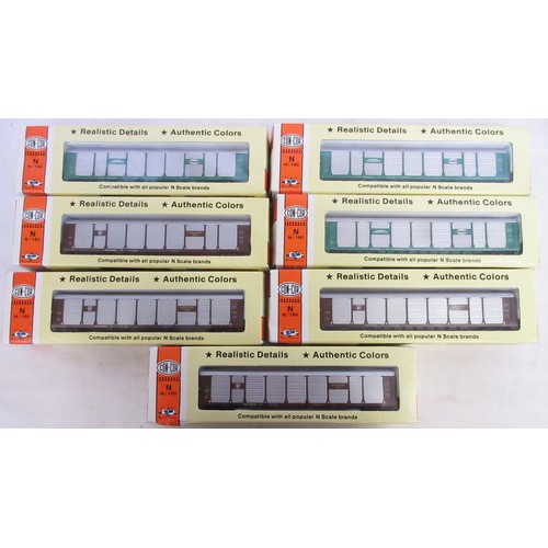 43 - Assorted collection of mostly American boxed N gauge locomotives/ rolling stock from various makers ... 