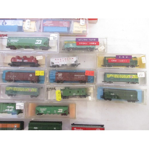 44 - Assorted collection of mostly American boxed N gauge rolling stock mostly from various makers incl. ... 