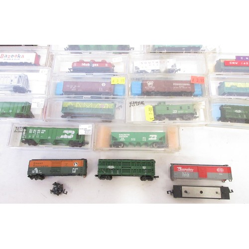 44 - Assorted collection of mostly American boxed N gauge rolling stock mostly from various makers incl. ... 