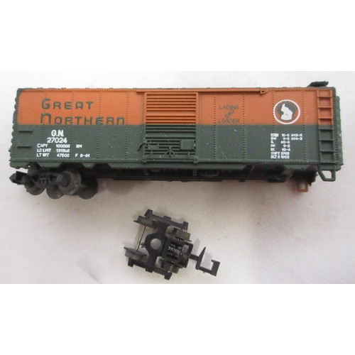 44 - Assorted collection of mostly American boxed N gauge rolling stock mostly from various makers incl. ... 