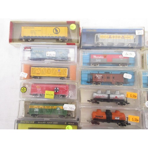 46 - Assorted collection of mostly American boxed N gauge rolling stock mostly from various makers incl. ... 