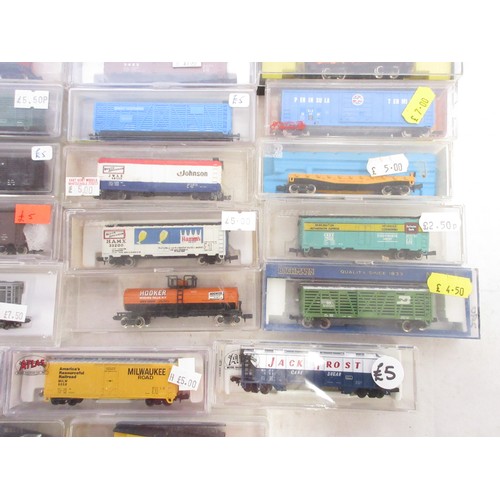 46 - Assorted collection of mostly American boxed N gauge rolling stock mostly from various makers incl. ... 