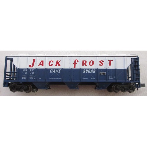 46 - Assorted collection of mostly American boxed N gauge rolling stock mostly from various makers incl. ... 