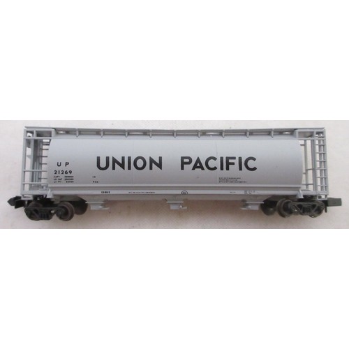 46 - Assorted collection of mostly American boxed N gauge rolling stock mostly from various makers incl. ... 