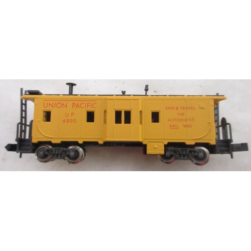 46 - Assorted collection of mostly American boxed N gauge rolling stock mostly from various makers incl. ... 