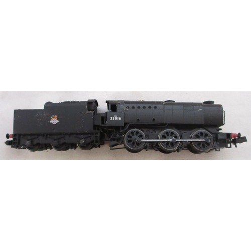 48 - Large assorted collection of N gauge diesel and steam locomotives, rolling stock and good wagons etc... 