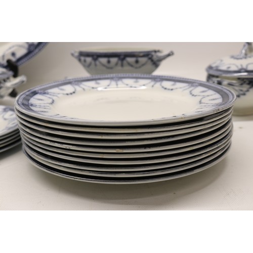 412 - Wood & Sons 'Venice' dinnerware - 4x oval meat platters, 10x dinner plates, 12x dessert plates, 12x ... 