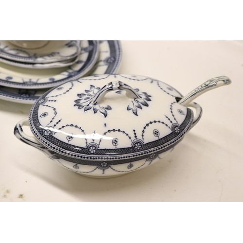 412 - Wood & Sons 'Venice' dinnerware - 4x oval meat platters, 10x dinner plates, 12x dessert plates, 12x ... 