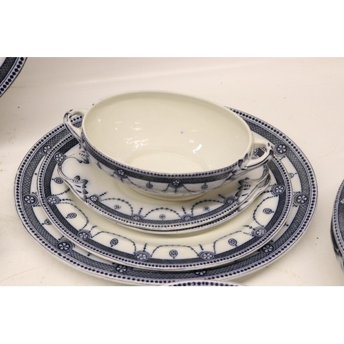 412 - Wood & Sons 'Venice' dinnerware - 4x oval meat platters, 10x dinner plates, 12x dessert plates, 12x ... 