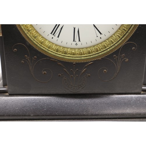 919 - French slate and variegated marble mantle clock, 4 1/4