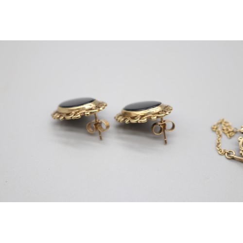 13 - Hallmarked 9ct yellow gold onyx jewellery set comprised of oval cut onyx ring with scrollwork border... 