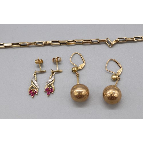 26 - A lot of hallmarked 9ct yellow gold jewellery, comprising a hallmarked 9ct yellow gold box link brac... 