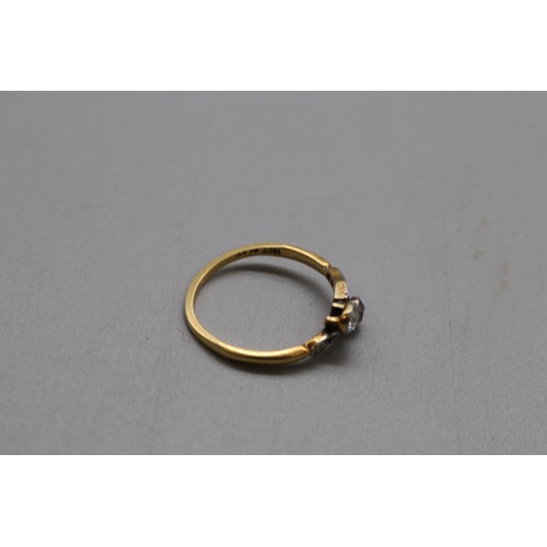 23 - A stamped 18ct yellow gold and platinum Toi et Moi diamond ring, set with two central diamonds of ap... 
