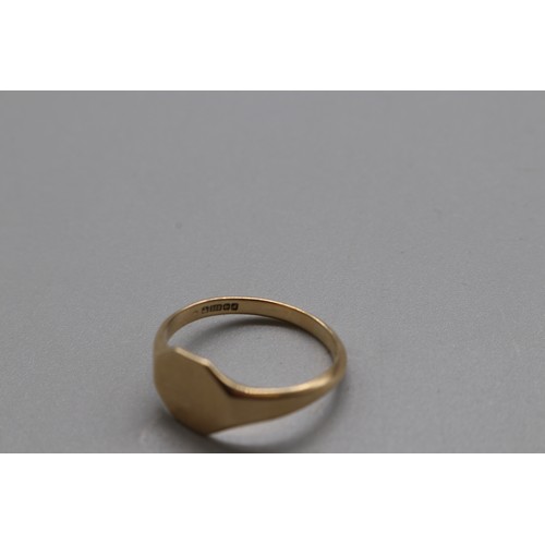 29 - A lot of three hallmarked 9ct yellow gold signet rings, comprising an oval head signet engraved “JCW... 