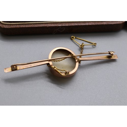 30 - A lot comprising a stamped 9ct rose gold cameo bar brooch carved with a classical male profile and f... 