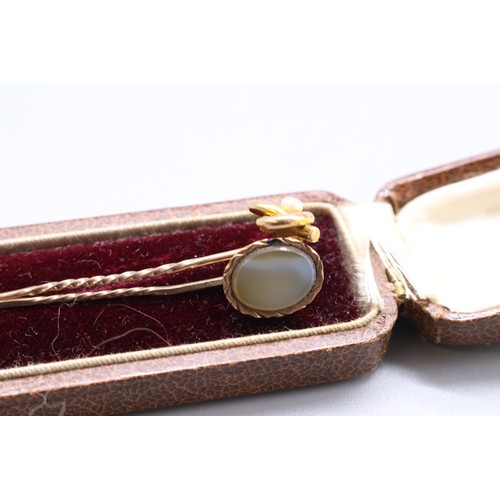 30 - A lot comprising a stamped 9ct rose gold cameo bar brooch carved with a classical male profile and f... 