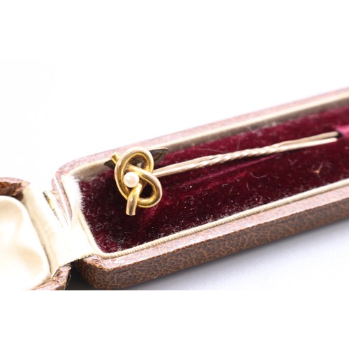 30 - A lot comprising a stamped 9ct rose gold cameo bar brooch carved with a classical male profile and f... 