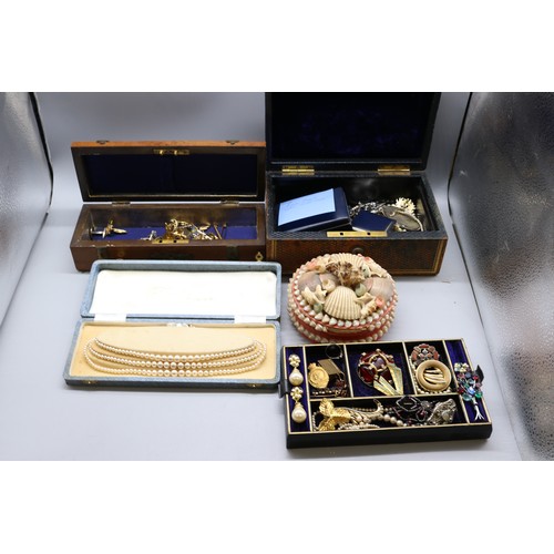 43 - A mixed lot of antique and vintage costume jewellery, comprising assorted strung and loose pearls, b... 