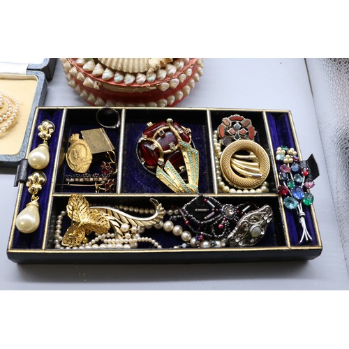 43 - A mixed lot of antique and vintage costume jewellery, comprising assorted strung and loose pearls, b... 