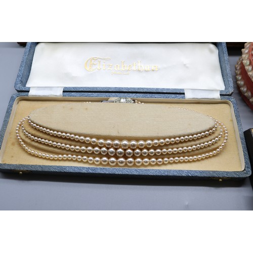 43 - A mixed lot of antique and vintage costume jewellery, comprising assorted strung and loose pearls, b... 