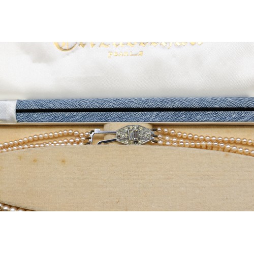 43 - A mixed lot of antique and vintage costume jewellery, comprising assorted strung and loose pearls, b... 