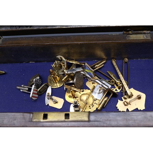 43 - A mixed lot of antique and vintage costume jewellery, comprising assorted strung and loose pearls, b... 