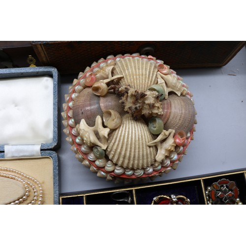 43 - A mixed lot of antique and vintage costume jewellery, comprising assorted strung and loose pearls, b... 