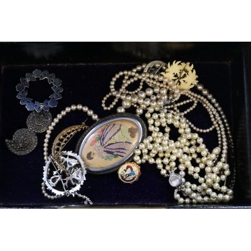 43 - A mixed lot of antique and vintage costume jewellery, comprising assorted strung and loose pearls, b... 