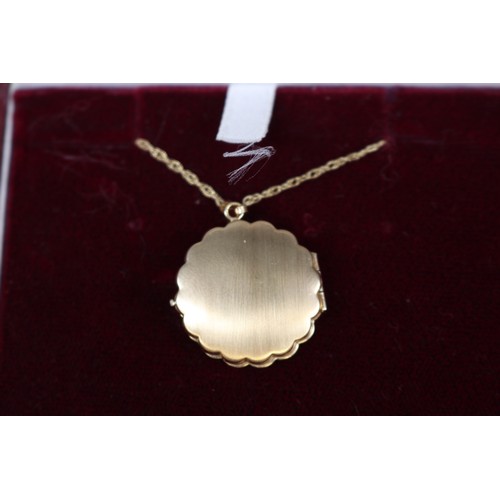 39 - A lot comprising a hallmarked 9ct yellow gold holly relief bar brooch with safety chain (2.36g), and... 