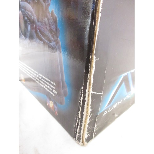 Limited Edition boxed Alien vs Predator Motion Globe by Diamond Select ...