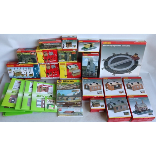 40 - Collection of OO/HO gauge model railway layout accessories from Hornby, Busch, Faller, Airfix and Me... 