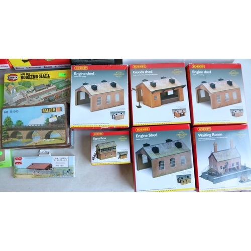40 - Collection of OO/HO gauge model railway layout accessories from Hornby, Busch, Faller, Airfix and Me... 