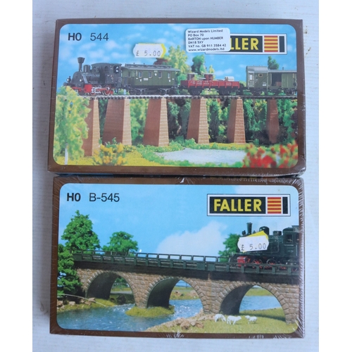 40 - Collection of OO/HO gauge model railway layout accessories from Hornby, Busch, Faller, Airfix and Me... 