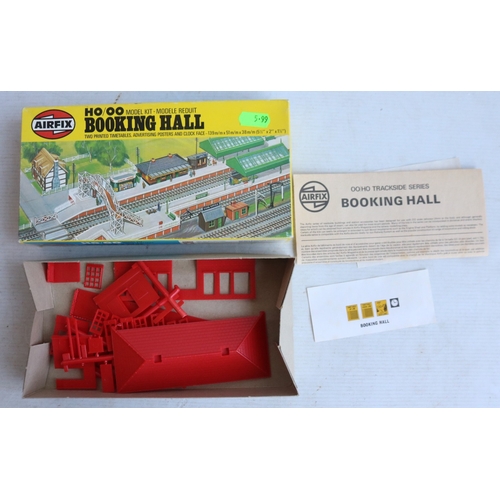 40 - Collection of OO/HO gauge model railway layout accessories from Hornby, Busch, Faller, Airfix and Me... 