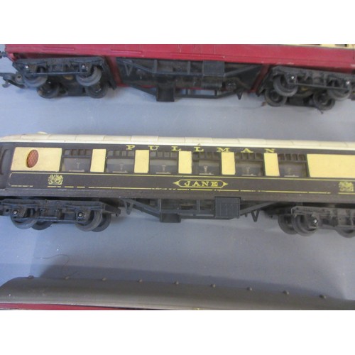 46 - Assorted collection of previously used OO gauge model railway coaches, accessories, track pieces, bu... 