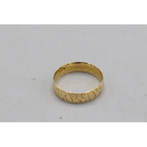 22 - Hallmarked 18ct yellow gold scrollwork-engraved wedding band, 5mm thickness. Size O. Weight 2.95g
Br... 