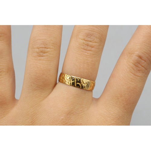 22 - Hallmarked 18ct yellow gold scrollwork-engraved wedding band, 5mm thickness. Size O. Weight 2.95g
Br... 