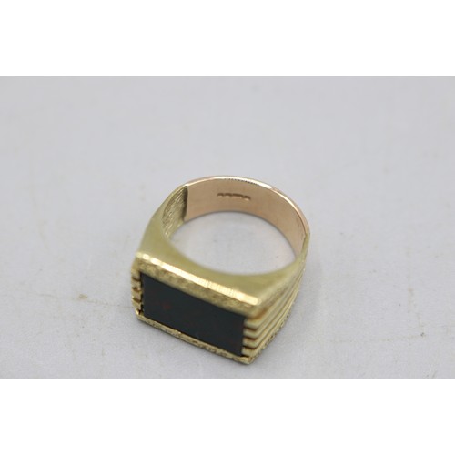 21 - Hallmarked 9ct yellow gold brutalist bloodstone signet ring, comprised of one rectangular bloodstone... 