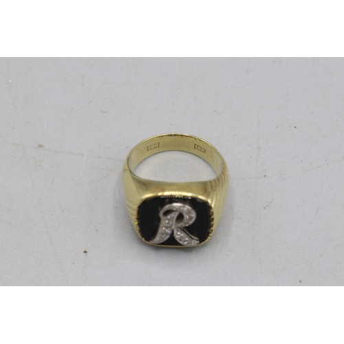 13 - Stamped 14ct yellow gold 'R' head onyx signet ring, comprised of a white gold 'R' relief head pavé-s... 