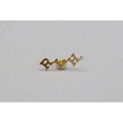 60 - Gold R.L.H form jewellery, comprised of a stamped 14ct yellow gold R.L.H. pin badge with white topaz... 
